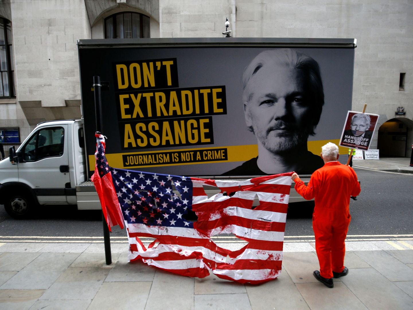 Un cartel apoyando a Julian Assange. (Reuters)