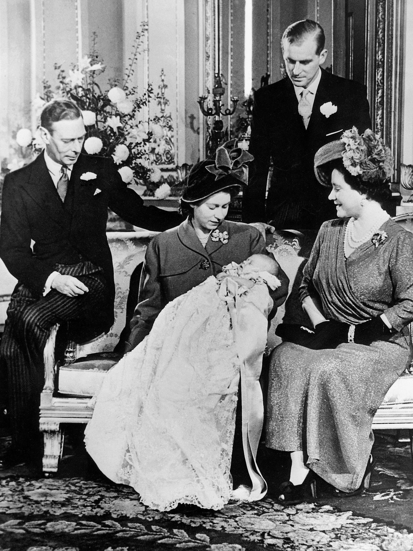 La entonces princesa Isabel, con su marido, sus padres y su hijo Carlos. (Cordon Press)
