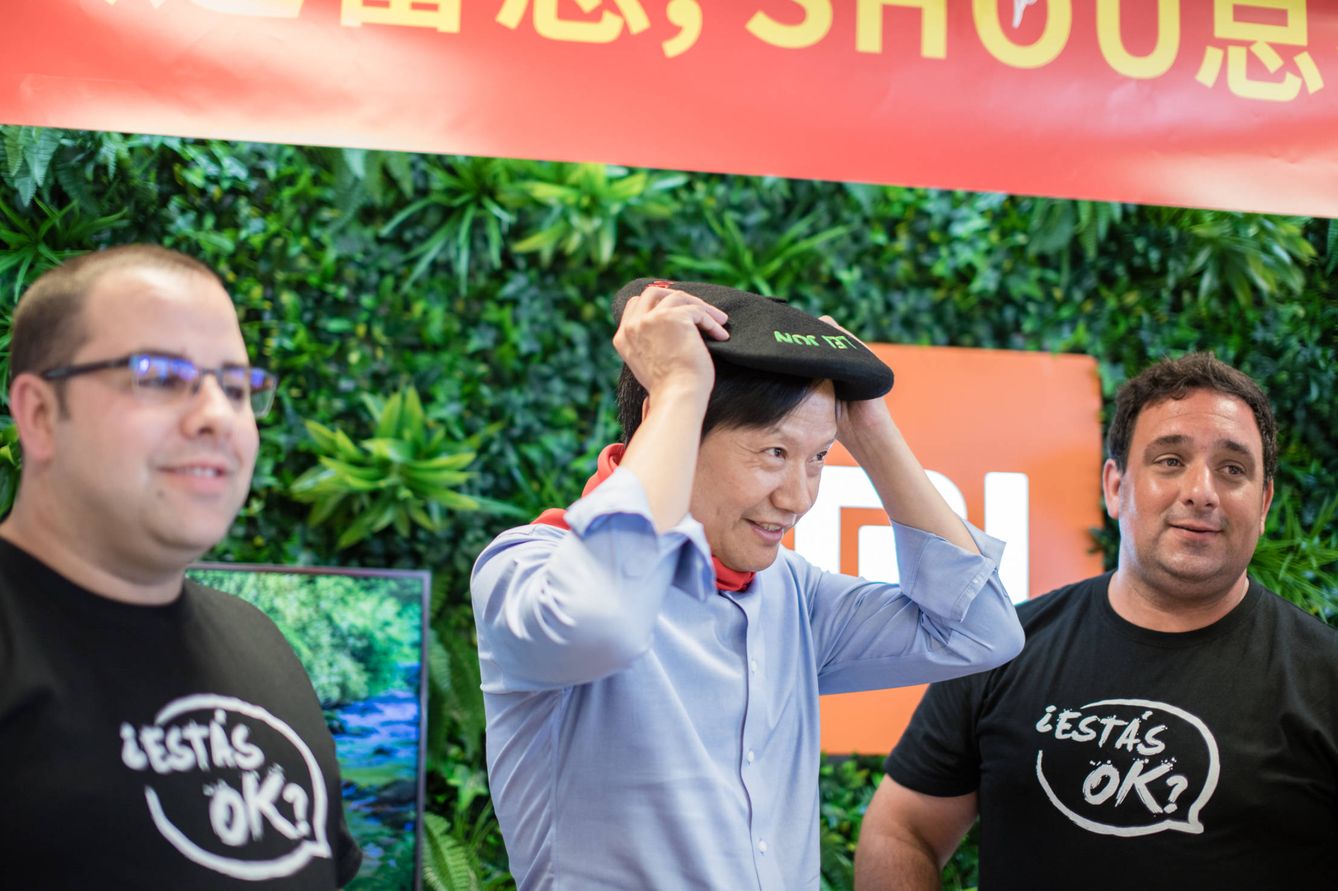 Lei Jun se fija la 'txapela' regalada por los fans de la compañía. (Jorge Álvaro Manzano)