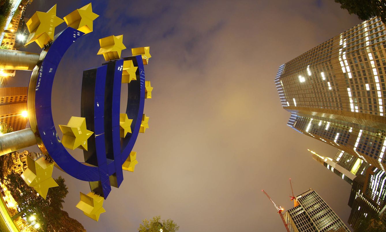El símbolo del euro en la sede del Banco Central Europeo, en Fráncfort. (Reuters)