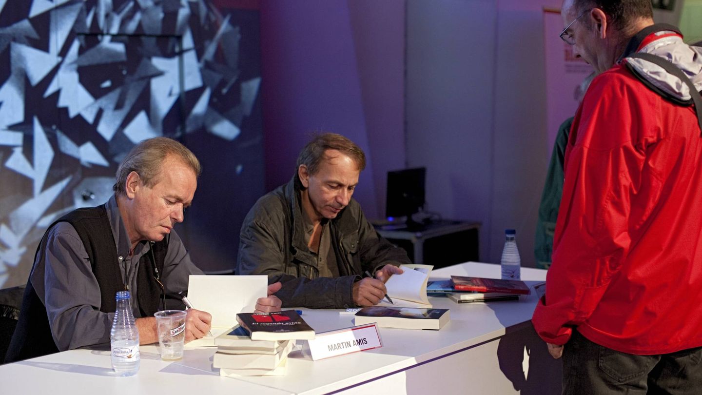 Martin Amis y Michel Houellebecq en una firma de libros conjunta en el festival. (Ja! Bilbao)