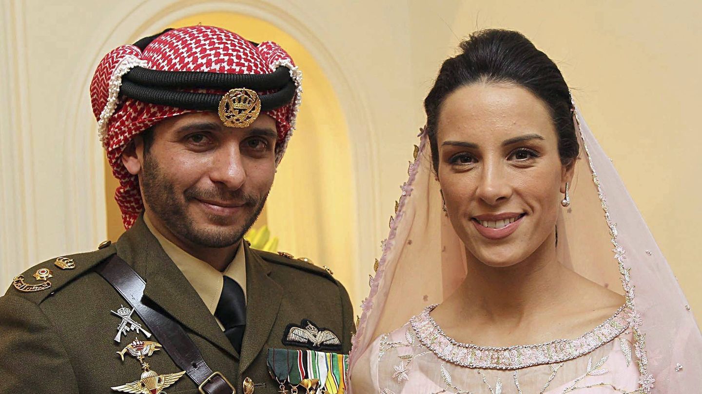 Fotografía oficial de la boda del príncipe Hamzah con la princesa Hasna, en 2012. (EFE)