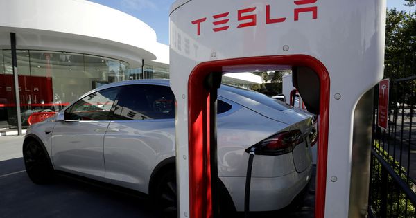 Foto: Foto de un Tesla Model X enchufado al supercargador. (Reuters)
