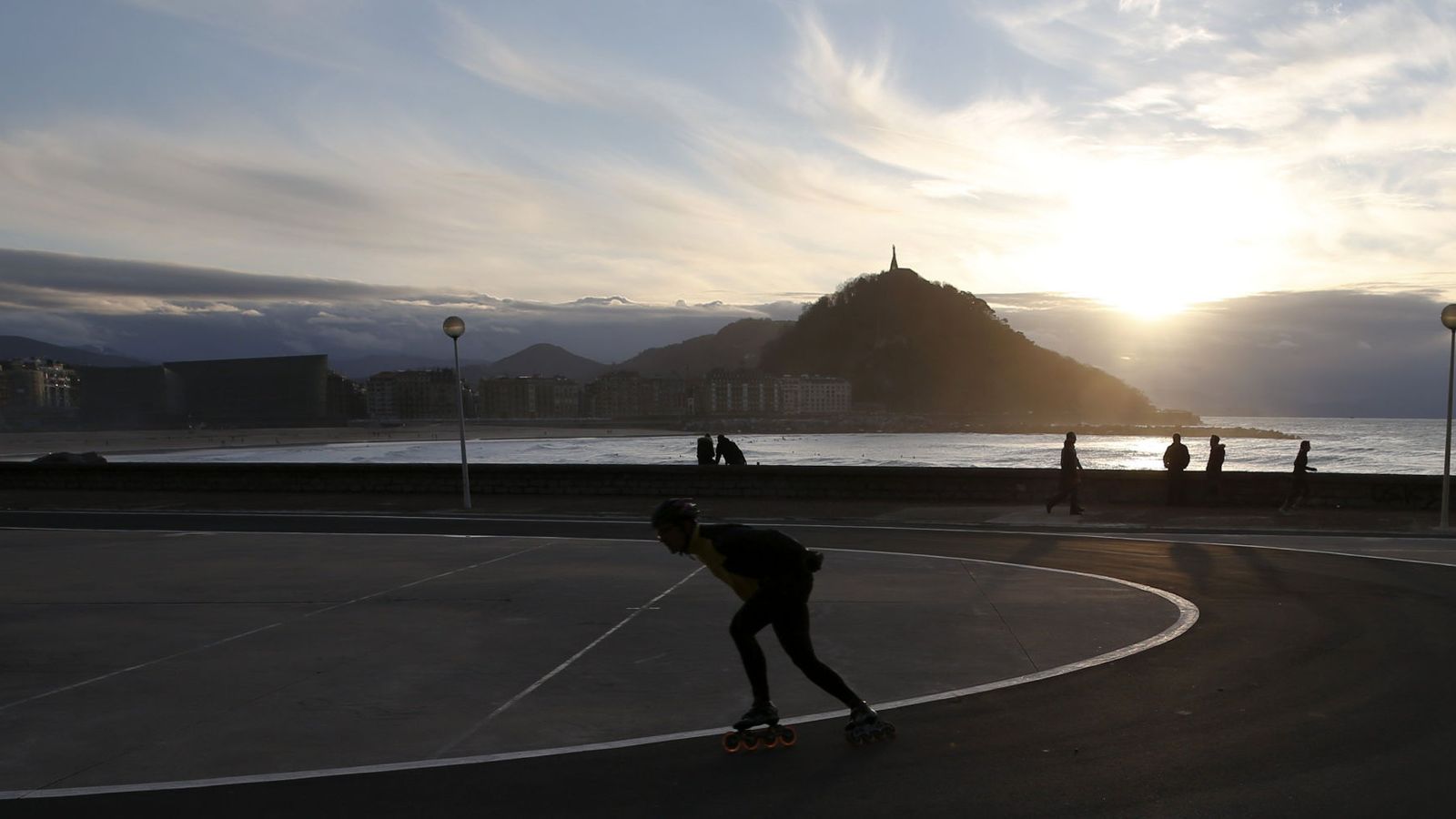 Foto: Un patinador disfruta del atardecer en la playa de la Zurriola de San Sebastián. (EFE)