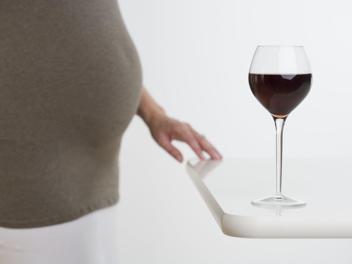 Foto: Tomar alcohol en el embarazo puede provocar trastornos del espectro alcohólico fetal (Corbis)