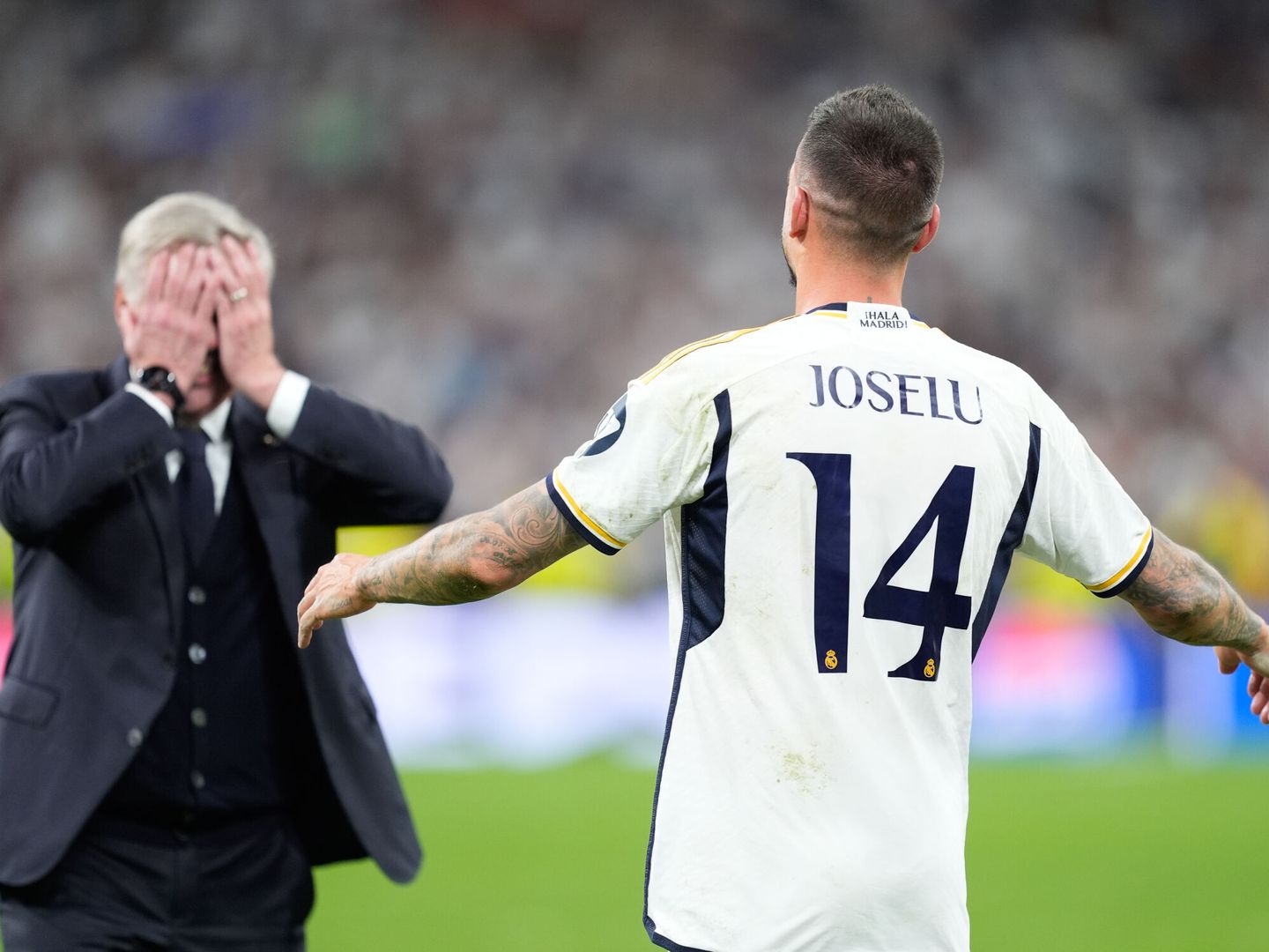 Ancelotti, emocionado, se lleva las manos a los ojos ante Joselu. (AFP7)