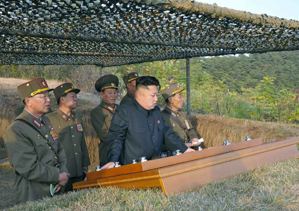 Foto: Kim jong-un supervisa un entrenamiento militar en un lugar no especificado de Corea del Norte (Agencia de Noticias Norcoreana).
