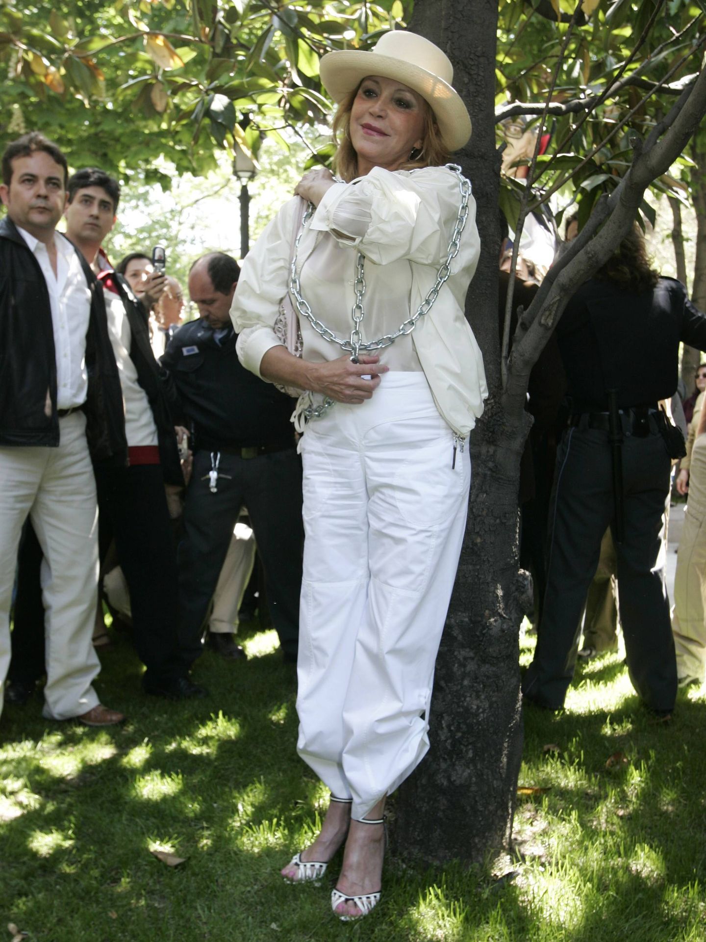 La baronesa se manifiesta encadenándose  contra la tala de árboles del Paseo del Prado, 6 de mayo de 2007 (Archivo ABC/ Chema Barroso)