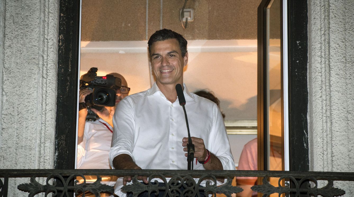Pedro Sánchez sale al balcón de Ferraz para saludar a los simpatizantes tras conocer los resultados de las primarias del 21 de mayo. (EFE)