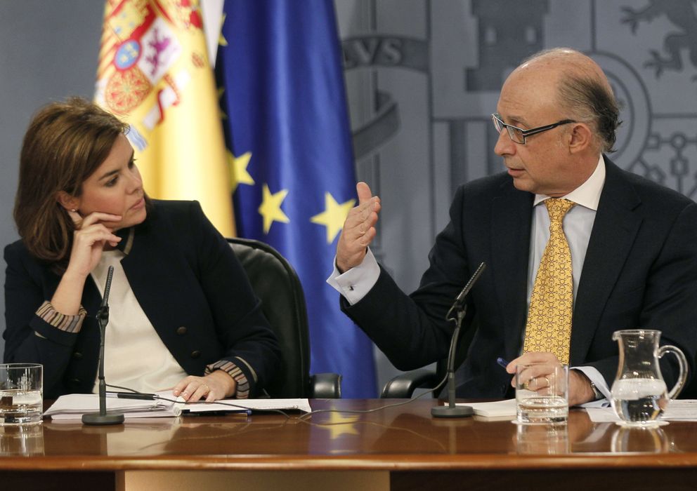 Foto: La vicepresidenta del Gobierno, Soraya Sáenz de Santamaría, y el ministro de Hacienda, Cristóbal Montoro. (EFE)