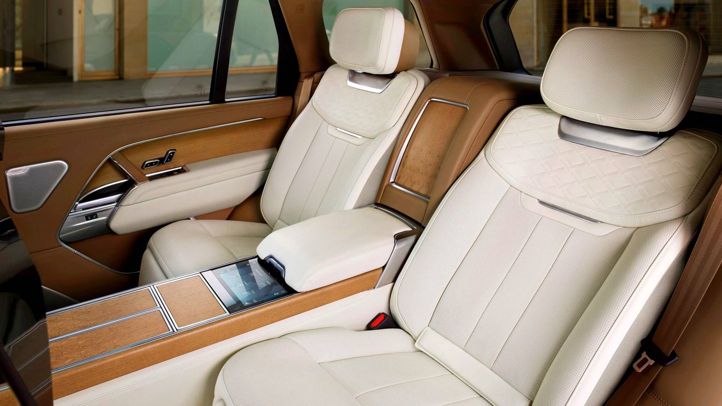 Como opción en la versión de carrocería extendida (LWB), podemos disfrutar de dos asientos separados por una consola central fija, lo que acentúa mucho más la comodidad y lujo a bordo del Range Rover.