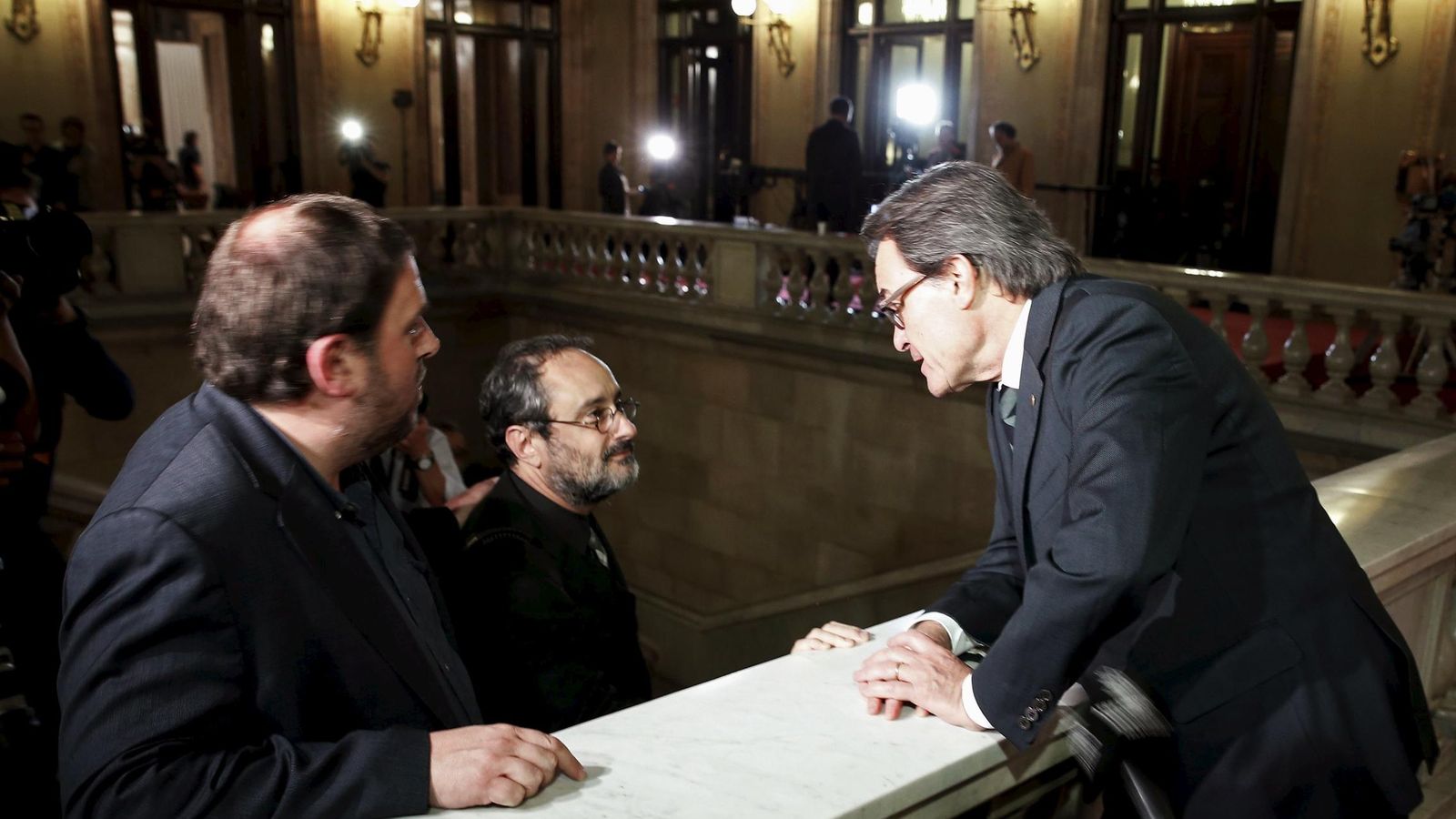 Foto: Antonio Baños entre Oriol Junqueras y Artur Mas en las escaleras del Parlament después de la votación. (Foto: Reuters) 