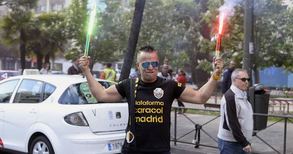 Foto: Uno de los representantes de la asociación Élite Taxi Madrid, durante la huelga del pasado 26 de abril en la capital. (EFE)
