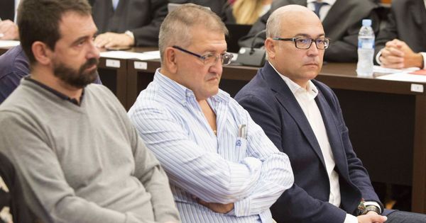 Foto: Alfredo de Miguel, a la derecha, en el banquillo de los acusados junto a Aitor Telleria (centro) y Koldo Otxandiano. (EFE)