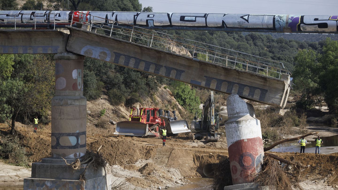 Miembros de la UME trabajan en la reconstrucción de un puente en Aldea del Fresno. (EFE/Sergio Pérez)