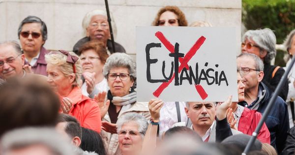 Foto: Varios ciudadanos se manifiestan en contra de la eutanasia. (EFE)