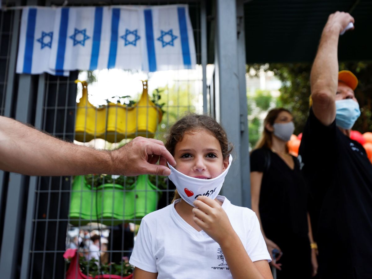 Foto: Una niña en la puerta de un colegio en Israel (Reuters)