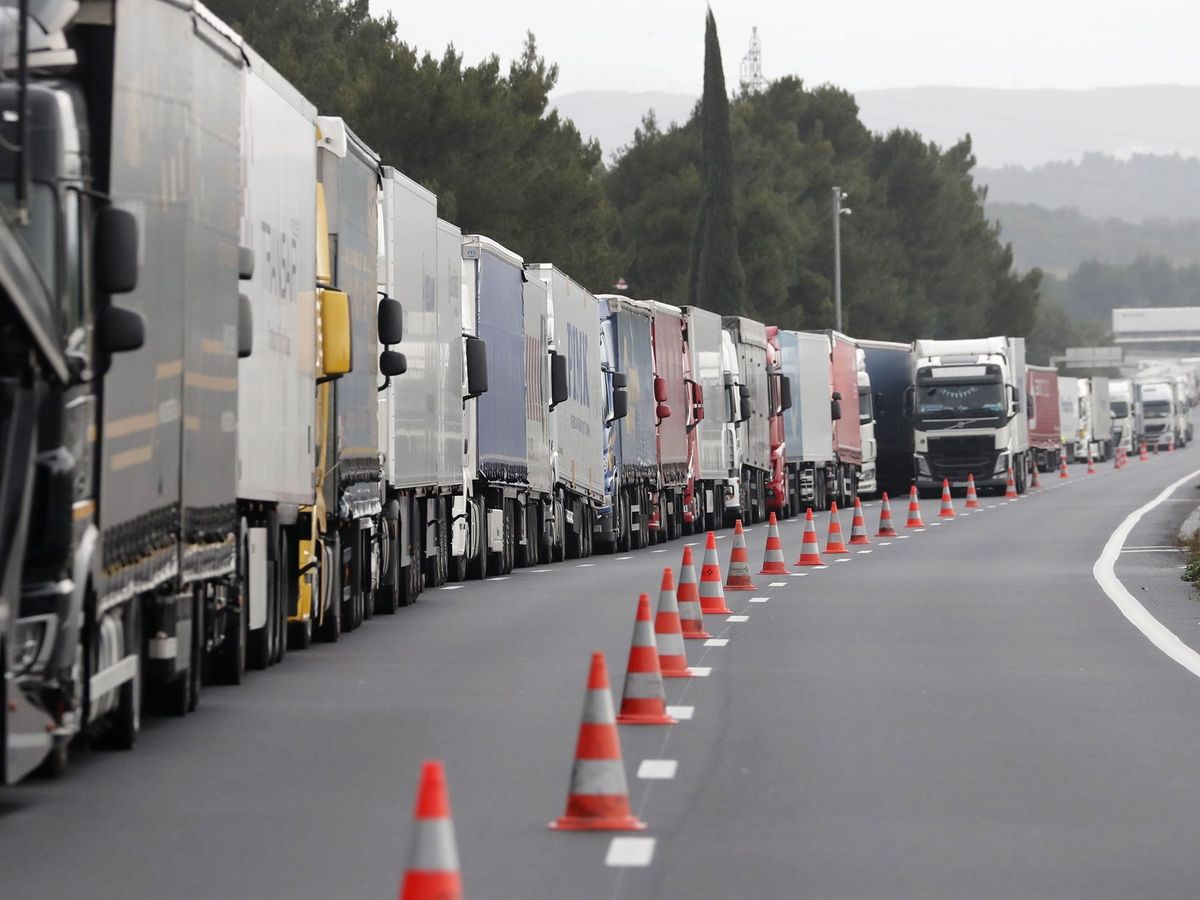 Foto: Camiones parados en una autovía a causa de un temporal. (EFE)