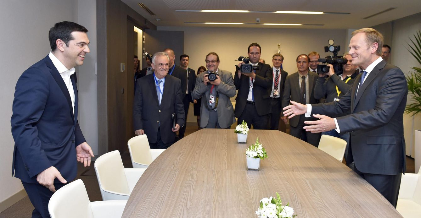 Tusk bromea con Tsipras durante una cumbre celebrada en Bruselas. (EFE)