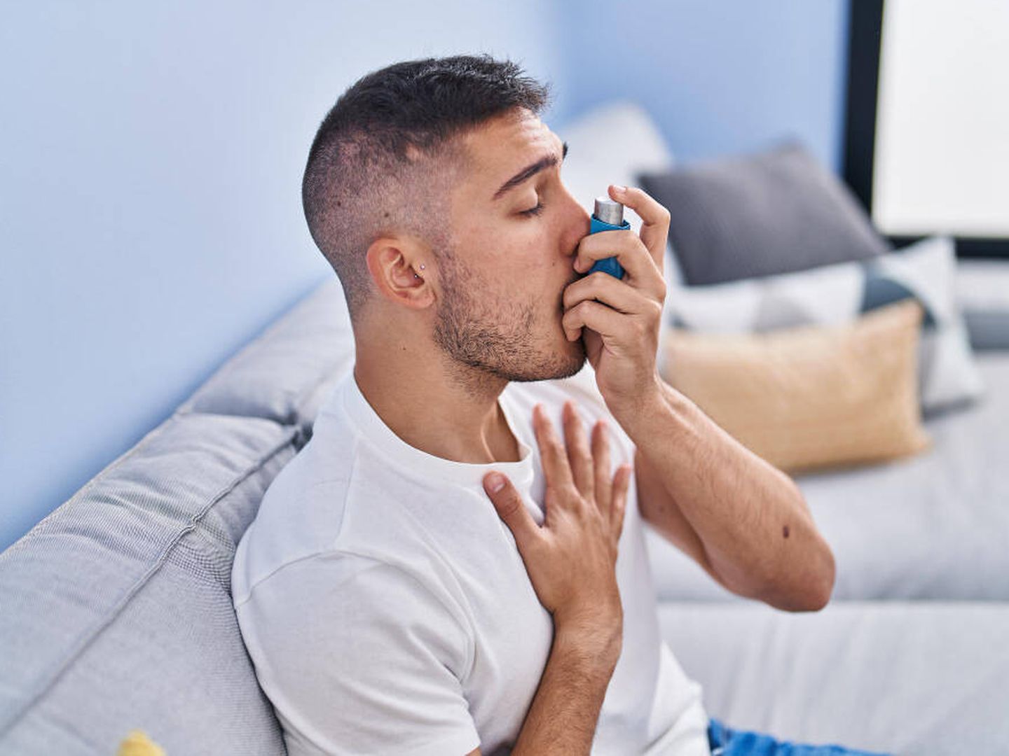 Hay personas con alergia primaveral que necesitan inhaladores para poder respirar bien (krakenimages.com para Freepik)