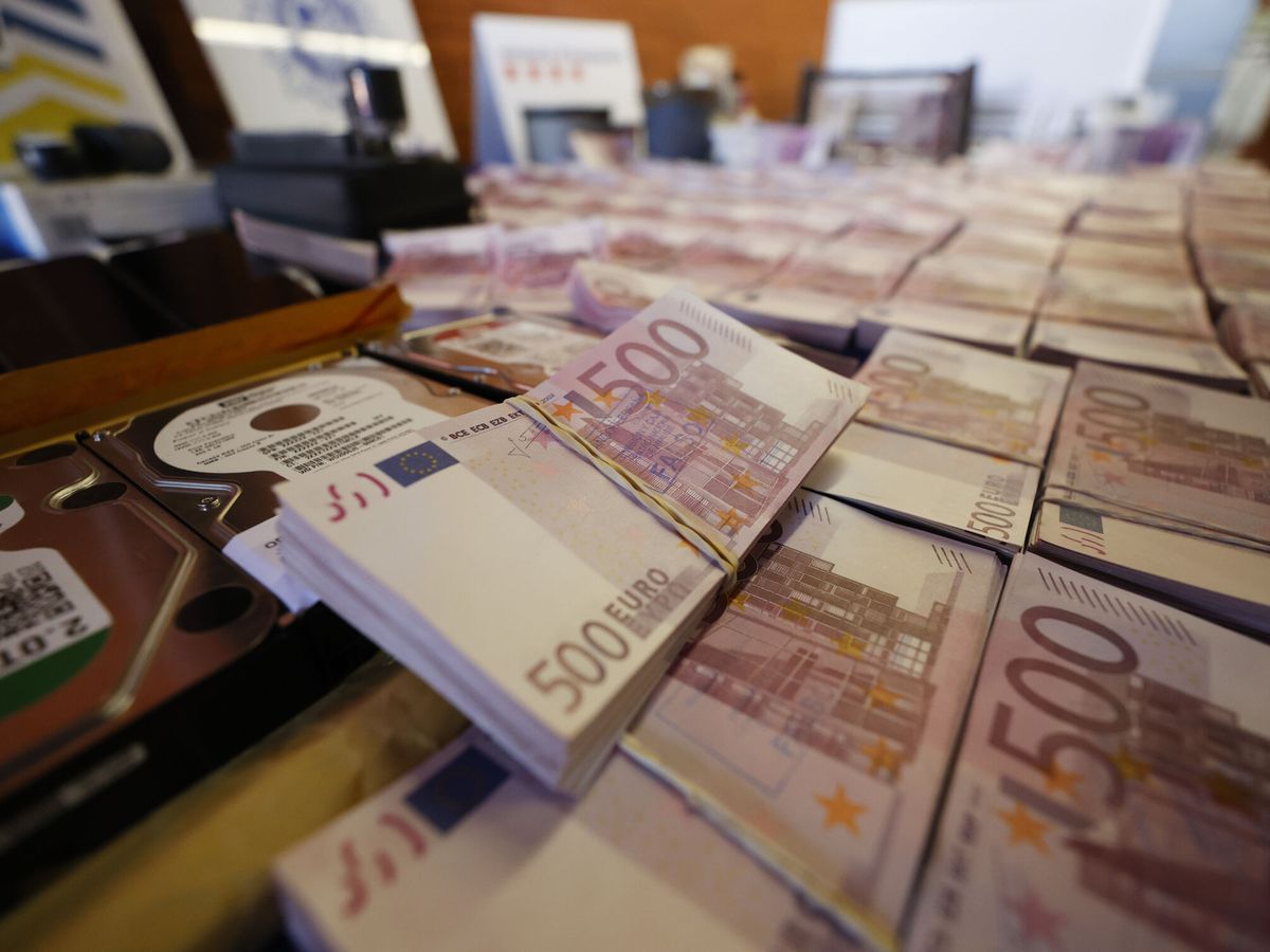 Foto: Imagen de archivo de una incautación de billetes falsos. (EFE/Javier Lizón)