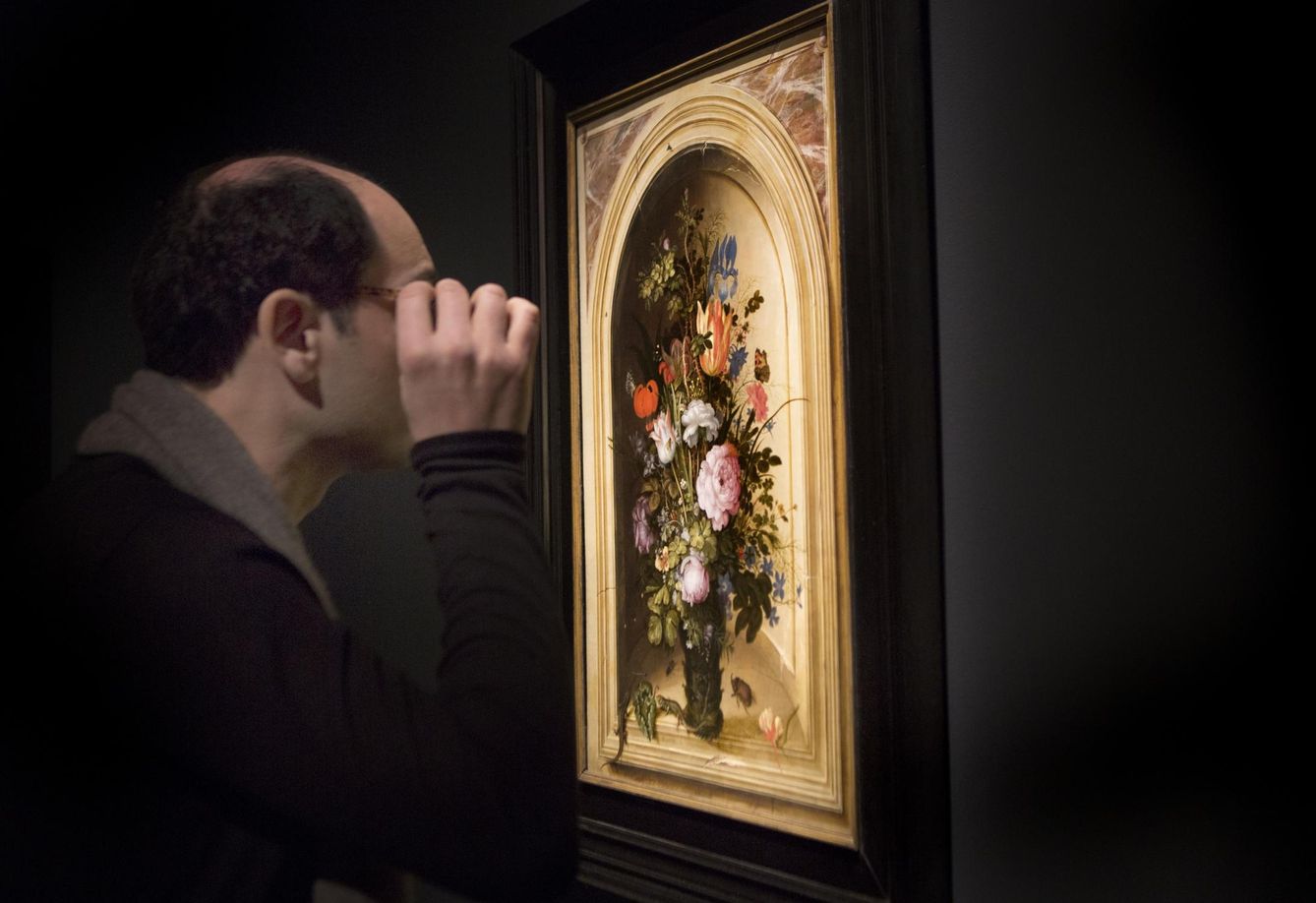 Un visitante observa el lienzo de Savory vendido por la galería Colnaghi (Loraine Bodewes)