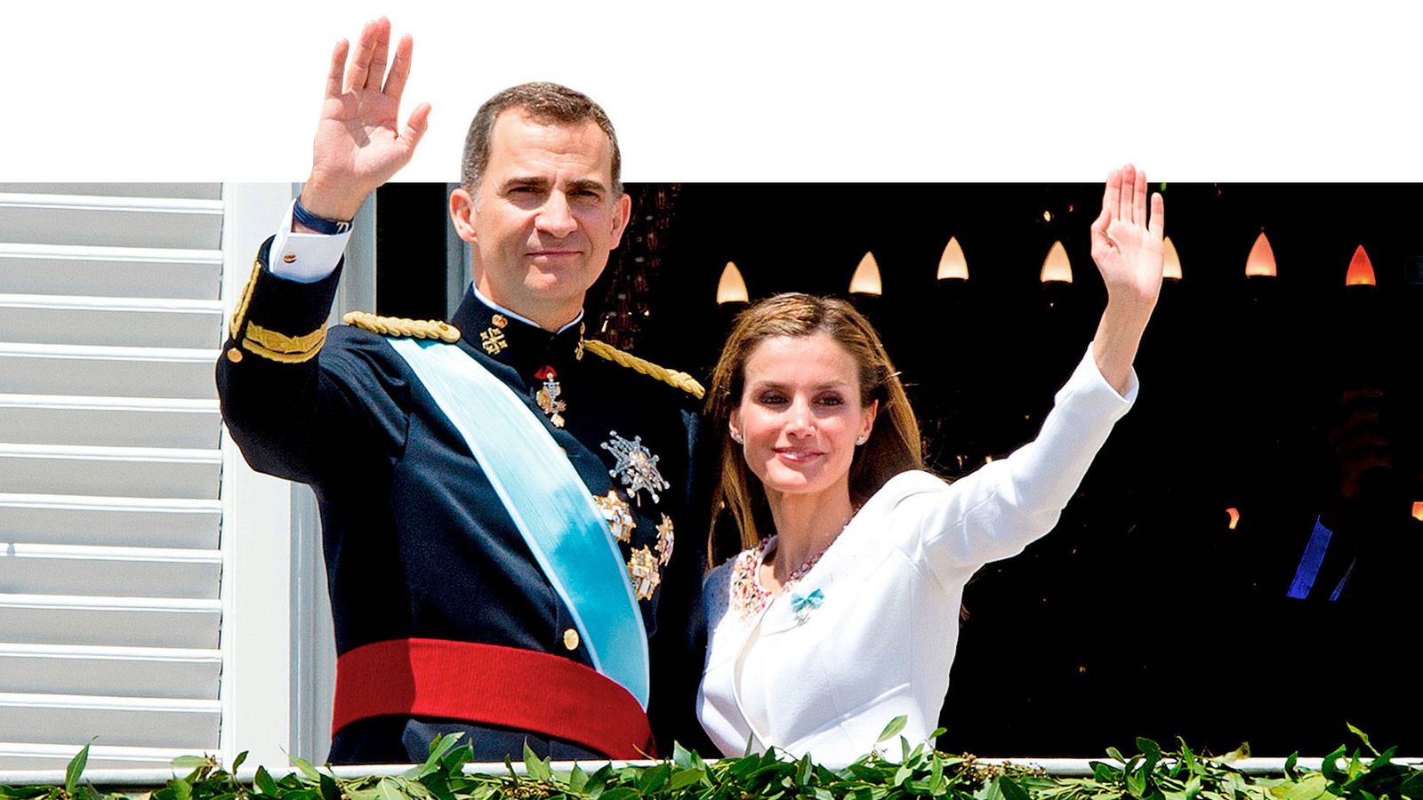 Foto: Los reyes Felipe y Letizia saludan desde el Palacio Real, el día de su proclamación. (Cordon Press)