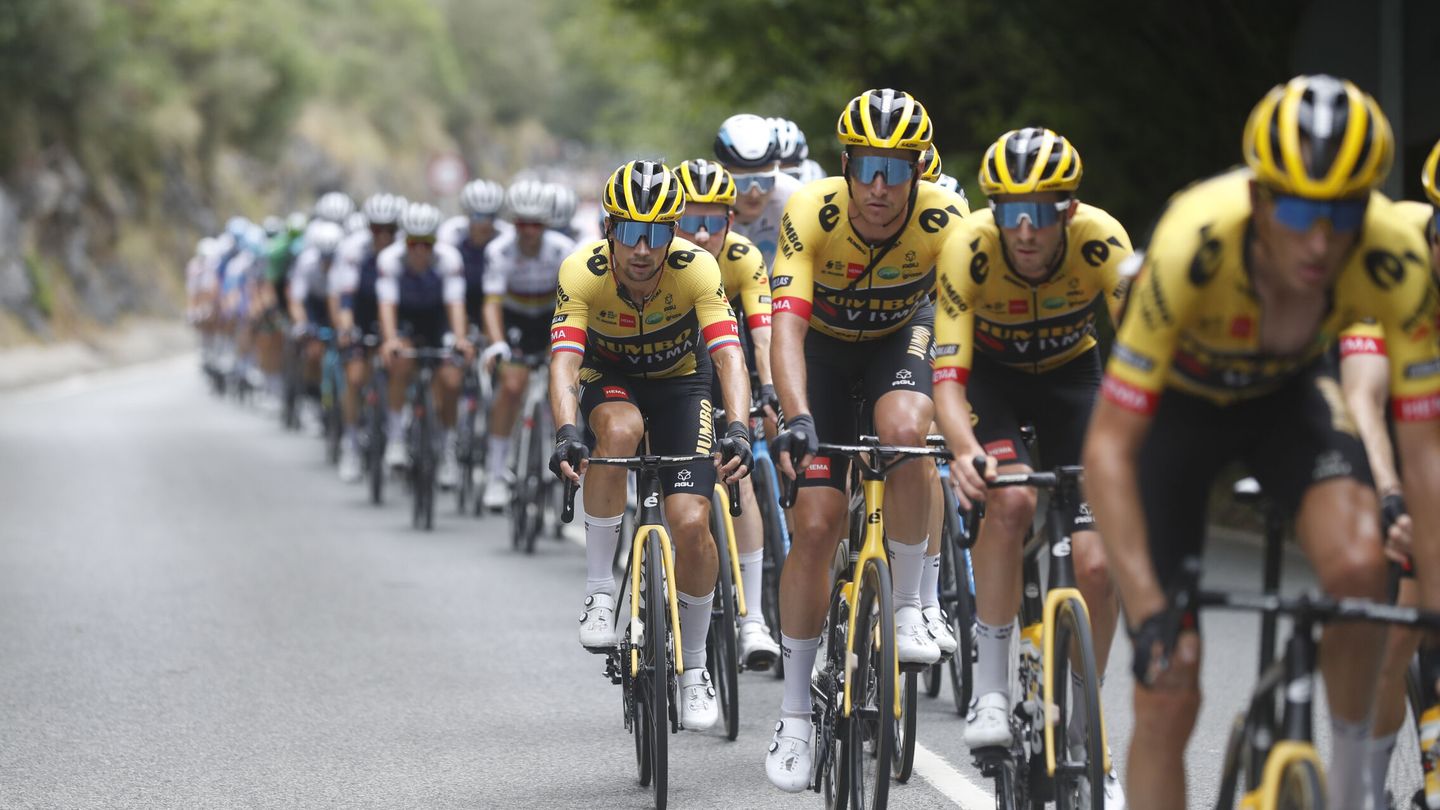 Los ciclistas del Jumbo durante la sexta etapa de La Vuelta. (EFE/Javier Lizón) 