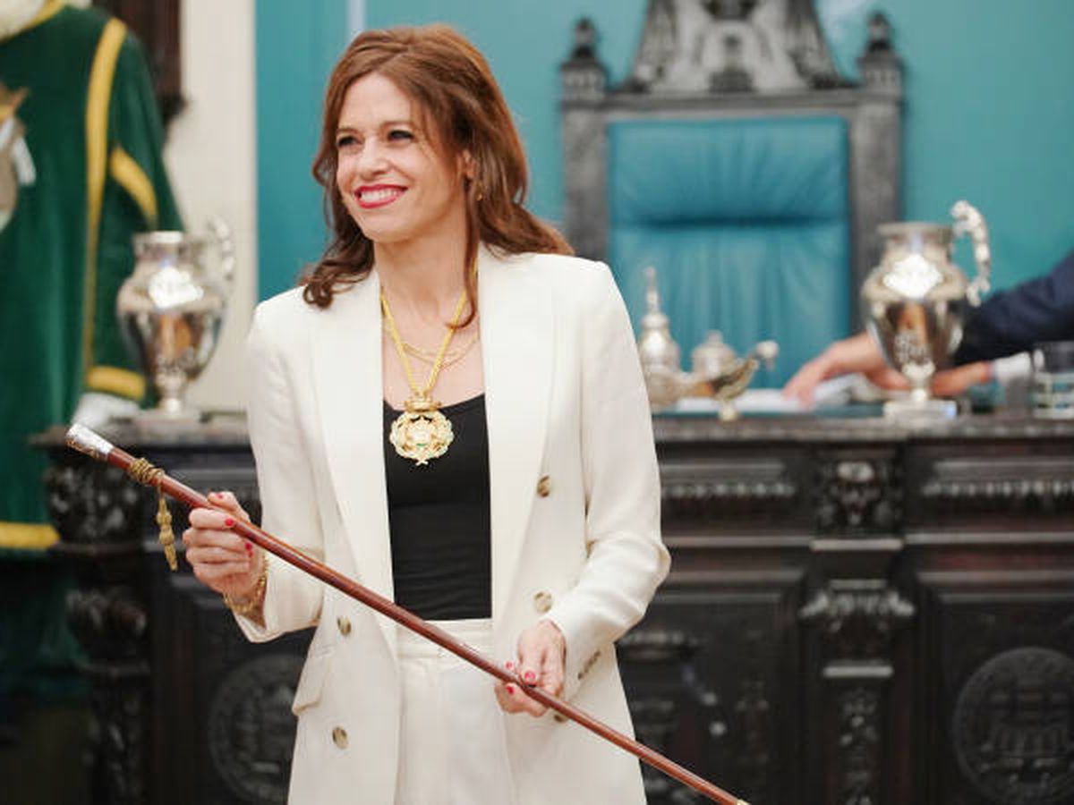 Foto: La alcaldesa entrante de la ciudad, Maider Etxebarria, muestra el bastón de mando en la sesión de constitución del Ayuntamiento de Vitoria-Gasteiz. (EP)