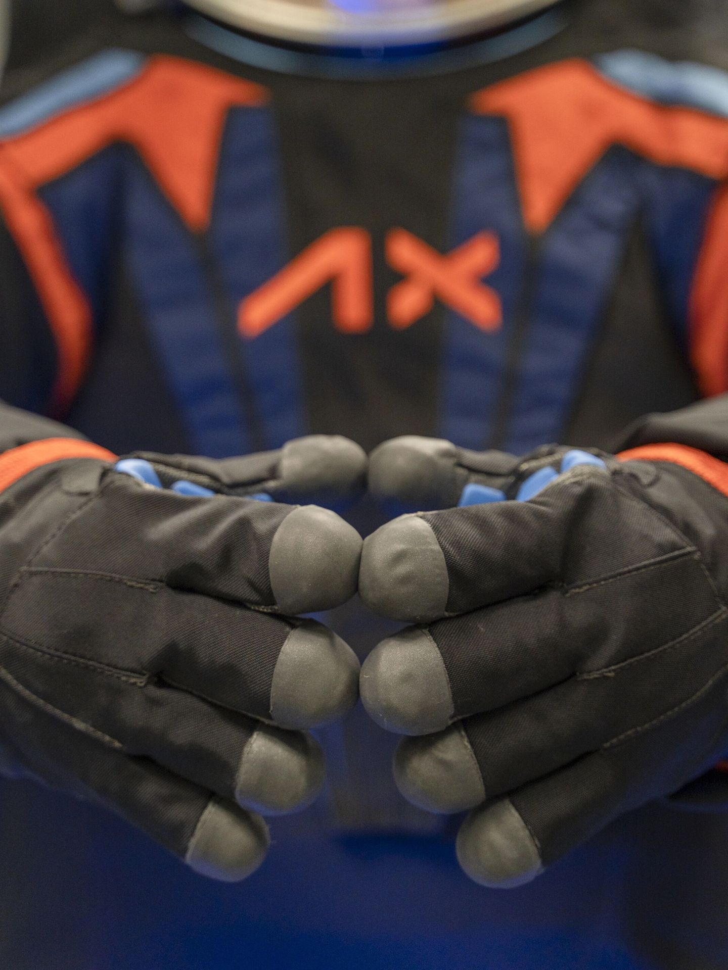 Prototipo de los guantes que usarán los astronautas (EFE/Axiom Space)