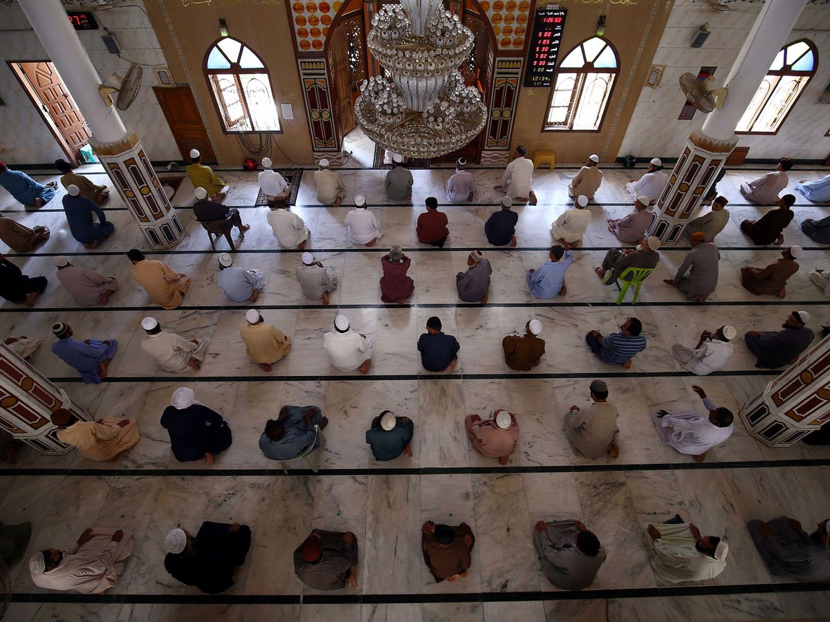 Foto: Musulmanes rezando durante el Ramadán. (EFE)