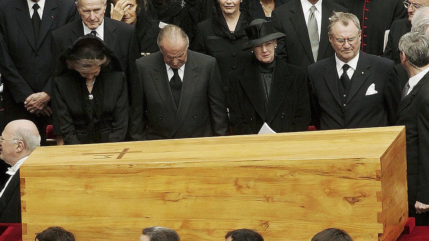 Los reyes Juan Carlos y Sofía, junto a Margarita y Henrik de Dinamarca, en el funeral. (Getty)