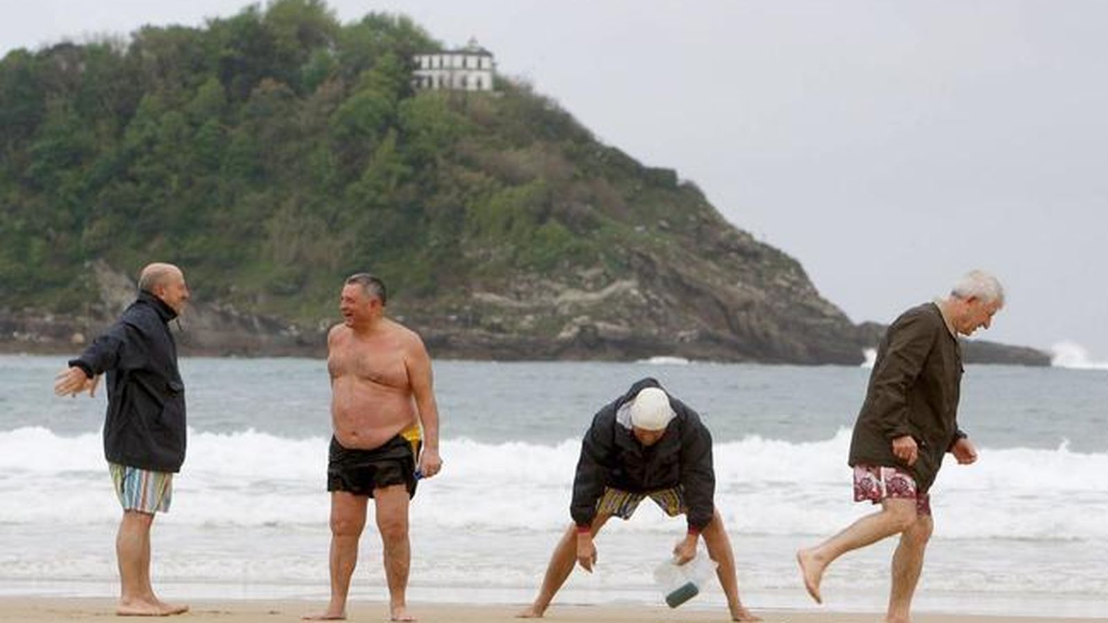 Foto: Un grupo de jubilados se ejercita en la playa de la Concha de San Sebastián. (EFE)