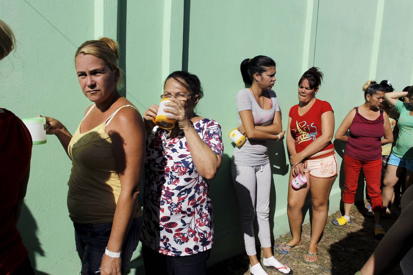 Migrantes cubanos hacen cola para desayunar en un centro en La Cruz, Costa Rica, en noviembre de 2015. (Reuters)