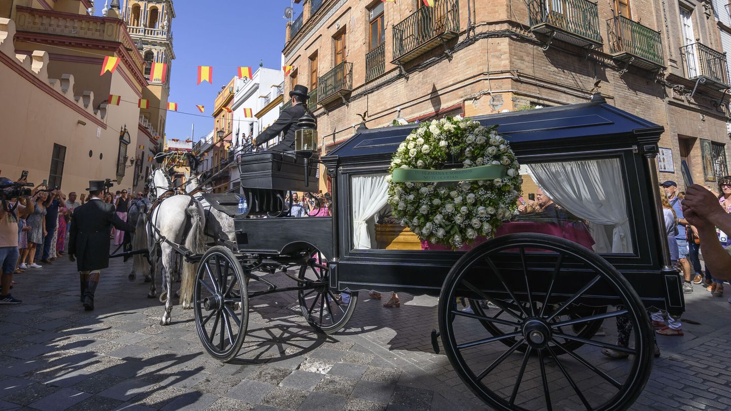 El féretro de la artista María Jiménez, fallecida en Sevilla a los 73 años, a su llegada a la iglesia de Santa Ana de Triana. (EFE/Raúl Caro) 