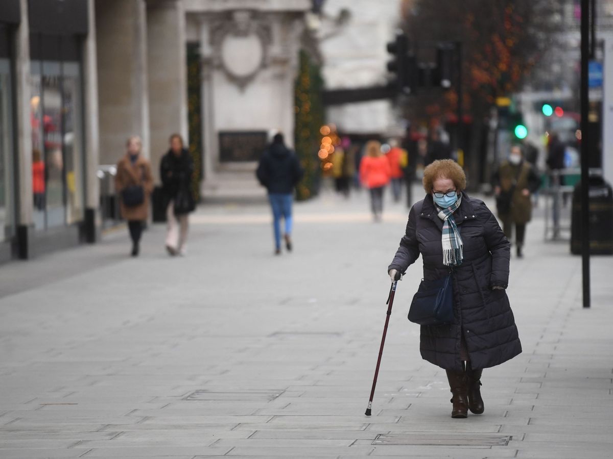 Foto: Una anciana pasea por las calles de Londres. (EFE/Neil Hall)