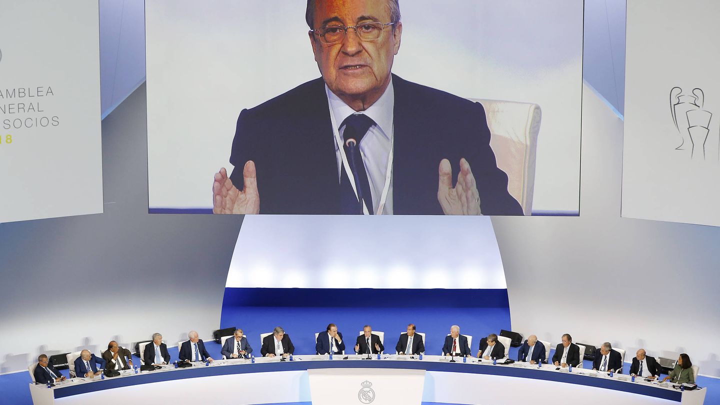 El presidente del Real Madrid, Florentino Pérez, se dirige a los socios durante la Asamblea. (EFE)