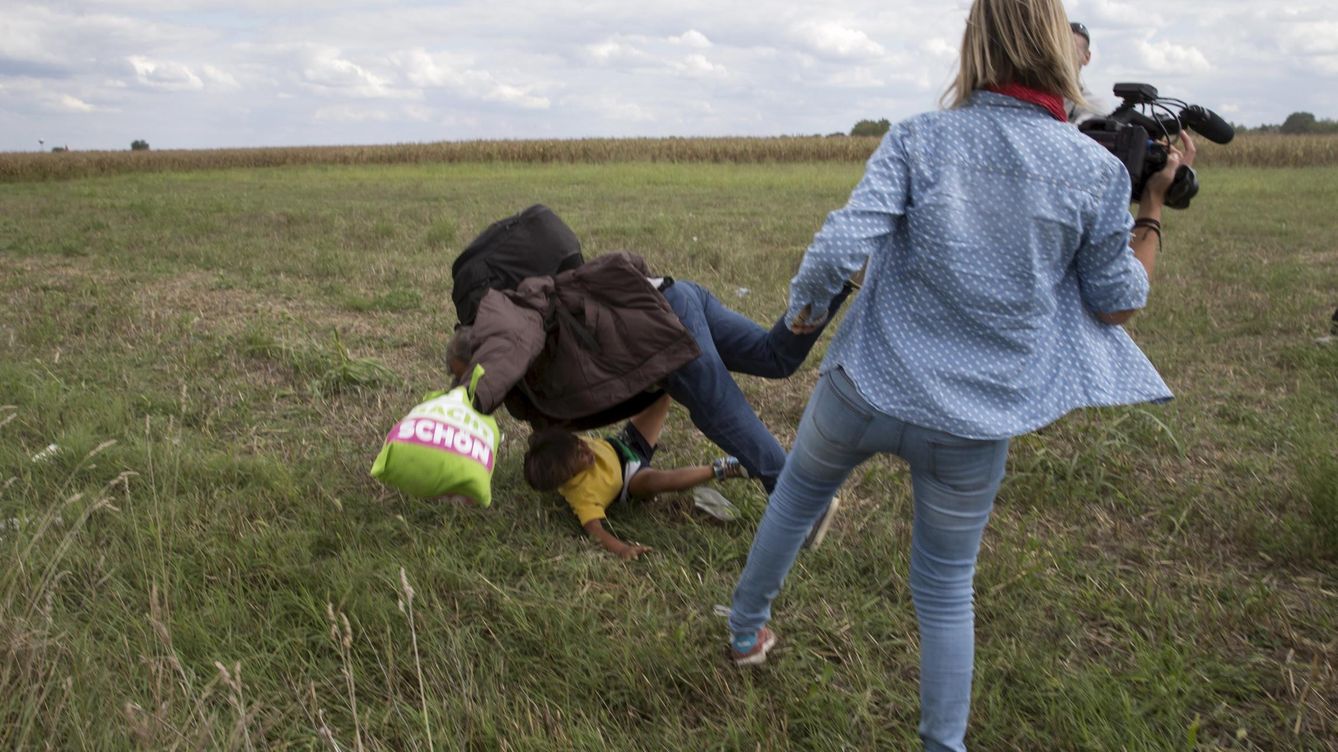 Tres años de libertad condicional para la reportera húngara que pateó a refugiados