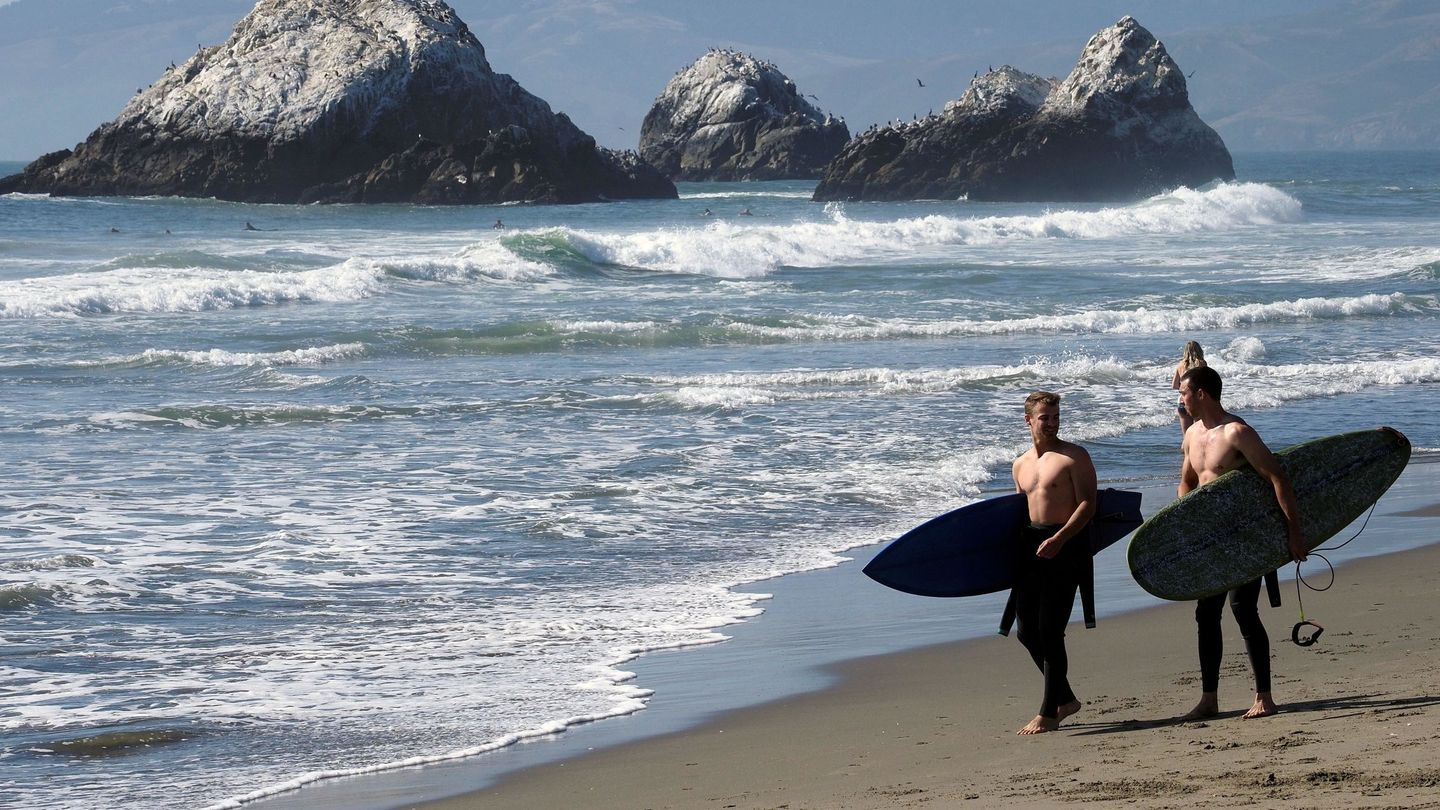 Surfistas en la playa de Ocean Beach, en San Francisco. (EFE)