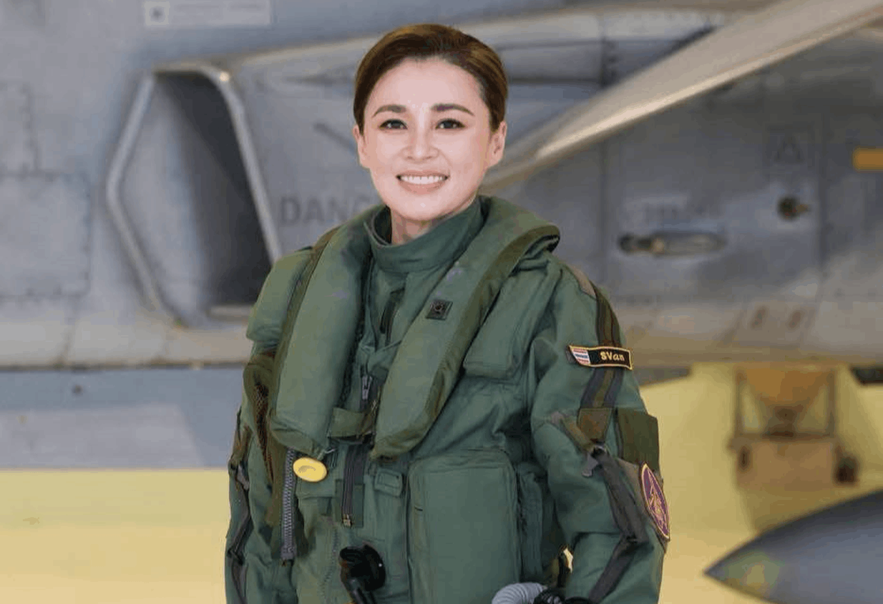 La reina Suthida, equipada para su primer vuelo en solitario. (Real Fuerza Aérea de Tailandia)