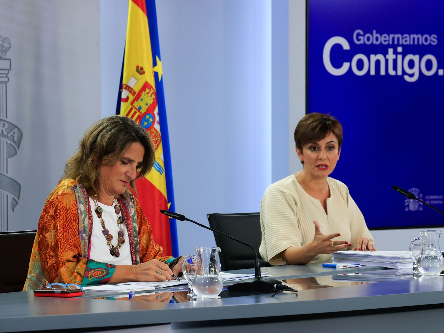 Las ministras Isabel Rodríguez (d) y Teresa Ribera (i). (EFE/Zipi)