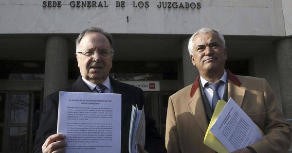 Foto: El presidente de Manos Limpias, Miguel Bernard (izq.), y el presidente de Ausbanc, Luis Pineda. (EFE)