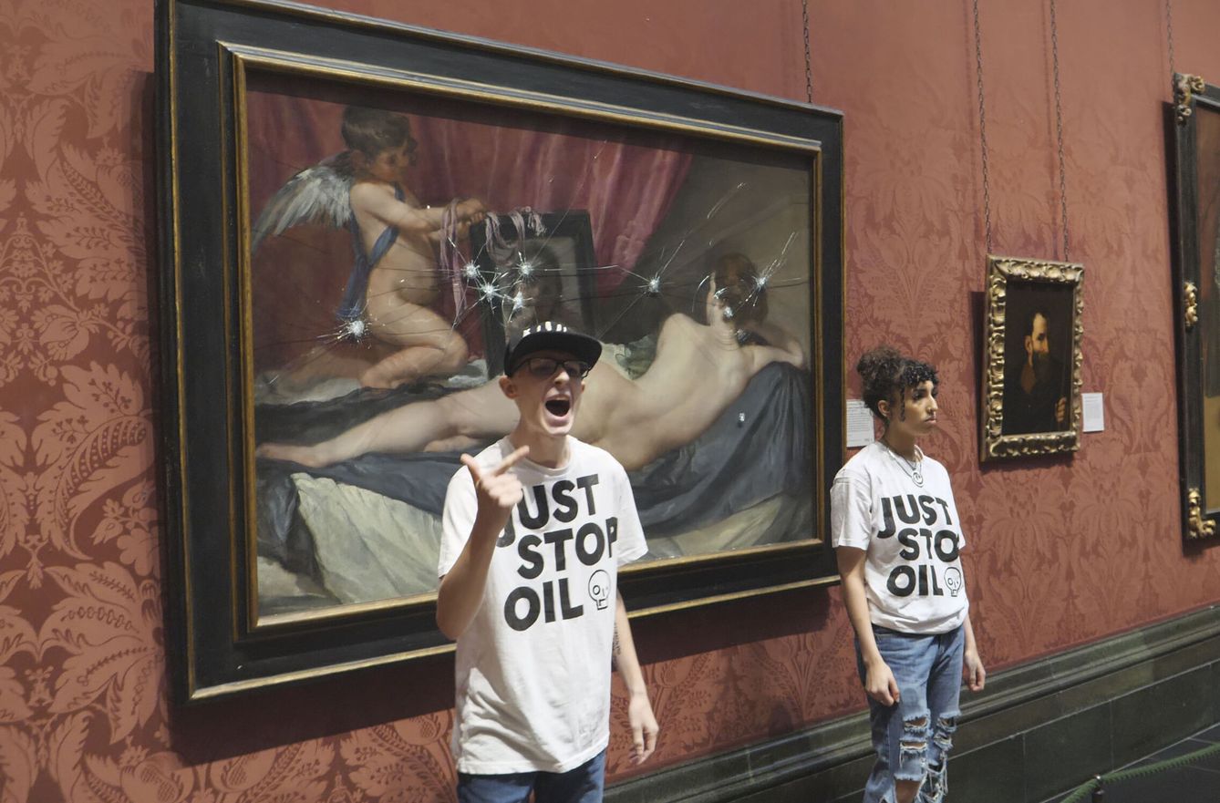 Dos ecologistas del grupo 'Just Stop Oil' rompen el cristal que cubre la pintura 'La Venus del espejo'. (EFE/Just Stop Oil)
