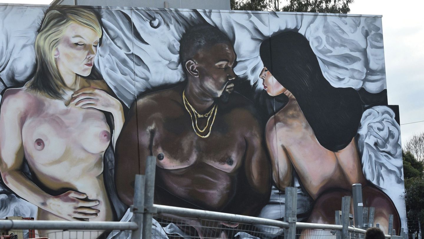 Grafiti en referencia al videoclip de 'Famous', en el que se representa a Taylor Swift, Kanye West y a Kim Kardashian. (EFE/Julian Smith)