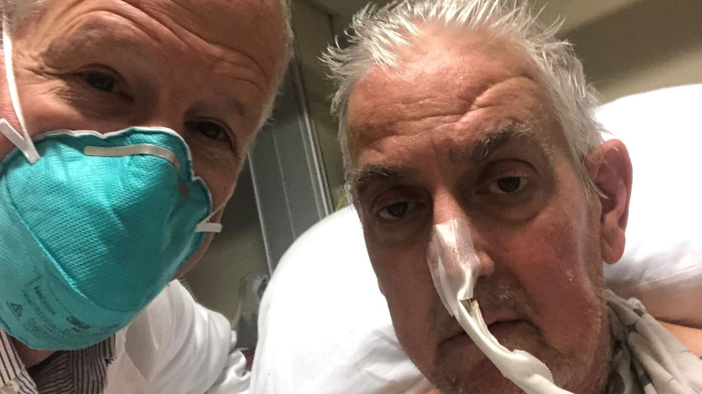 El cirujano Bartley P. Griffith junto al paciente de 57 años, David Bennett, que ha recibido el trasplante de corazón de cerdo modificado genéticamente. (Foto: Reuters/University of Maryland School of Medicine)