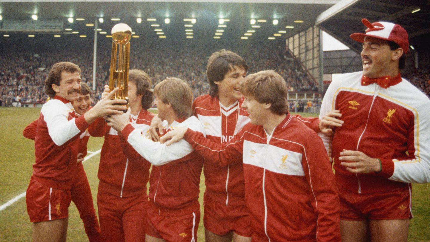 El jugador, a la izquierda, celebrando un título con el Liverpool. (Getty)