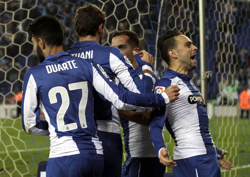 Foto: Sergío García celebra con sus compañeros el segundo gol del Espanyol (Efe).