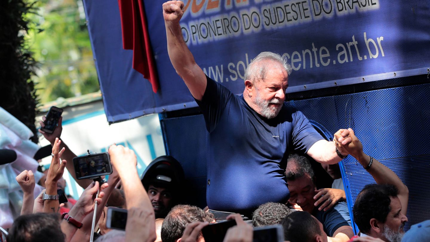 Lula da Silva rodeado de simpatizantes frente a un sindicato en Sao Bernardo do Campo, Brasil. (Reuters)