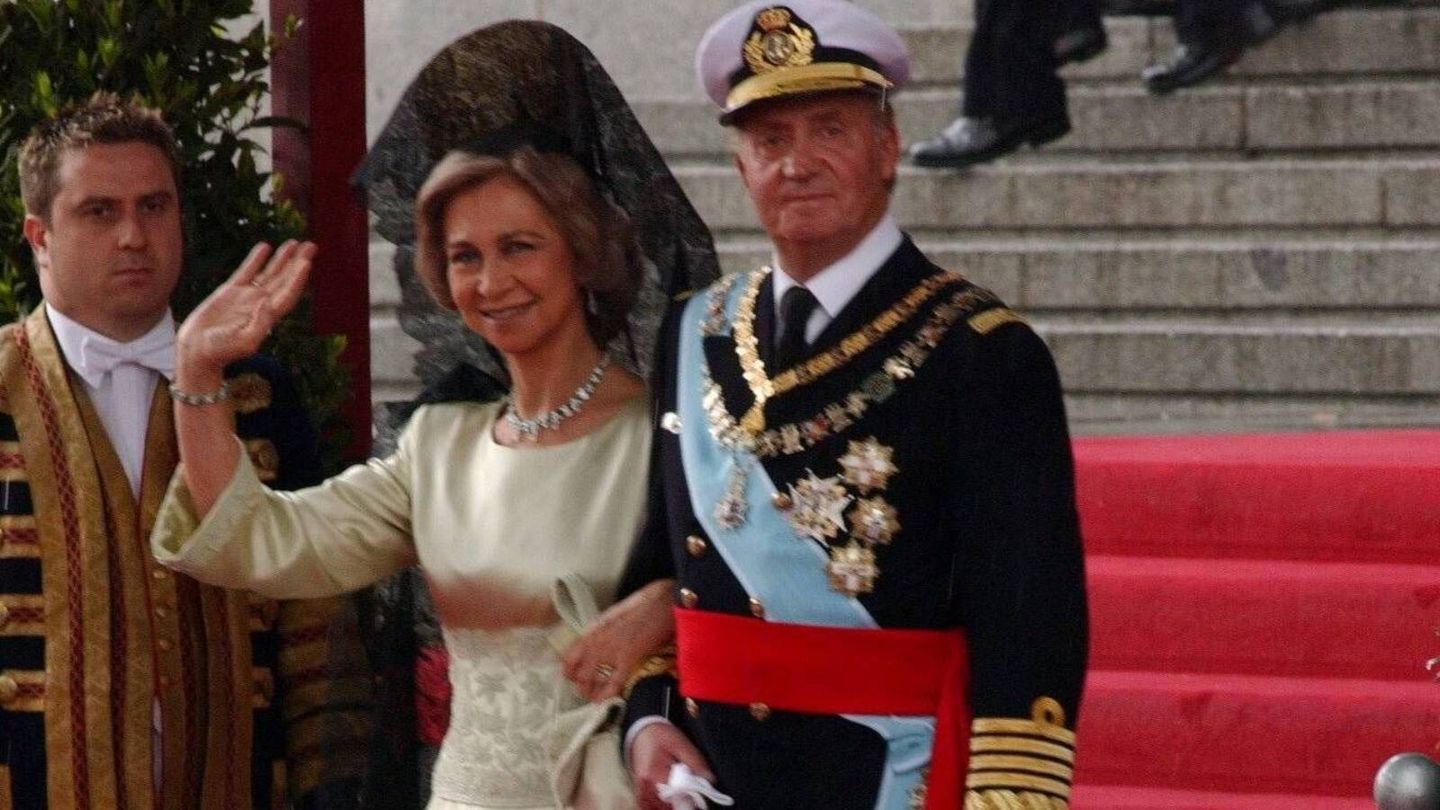 El rey Juan Carlos y la reina Sofía, en la boda de los actuales reyes, Felipe y Letizia. (Cordon Press)