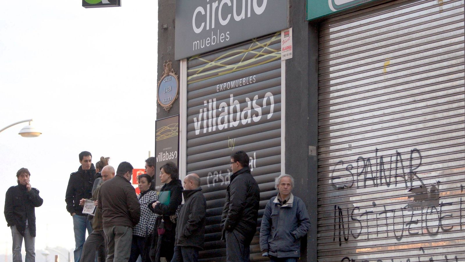 Foto: Varias personas hacen cola ante una oficina del INEM en Bilbao. (EFE)